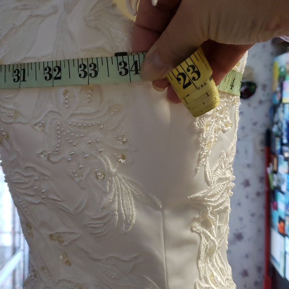 HOST PICK. Oleg Cassini Cap Sleeve Wedding Gown Size 4 - Picture 12 of 15